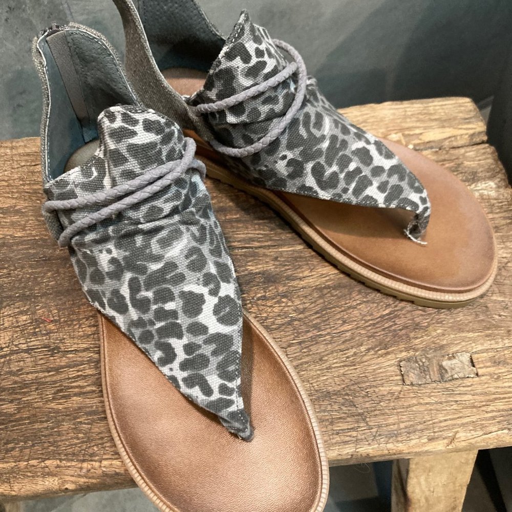 Versy g ~~~size 8 Super cute new sandals.